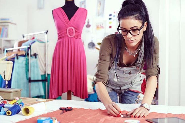 How to Become a Fashion Designer – A Beginner's Guide