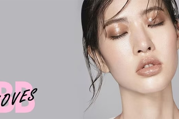 The Art of Creating a Glossy and Glass-Like Makeup Look